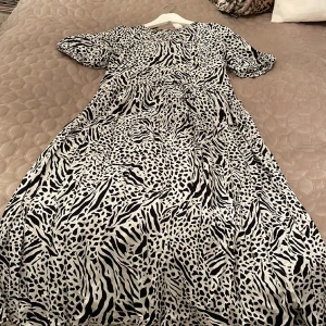 Klänning i svartvitt mönstet - En fin halvlång klänning perfekt till sommaren😍