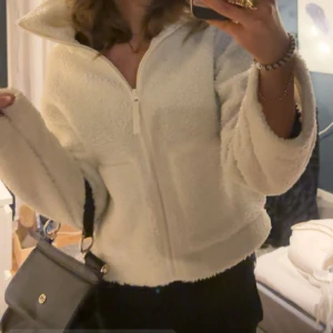 teddyjacka  - jättefin cremevit teddyjacka från h&m, fint skick och så vin till våren 💞 jag är 173cm lång för referens 