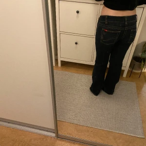 Mörkblåa low waist bootcut jeans  - Jättesnygga low waist jeans från ONLY i storleken W38L32. Priset kan diskuteras.