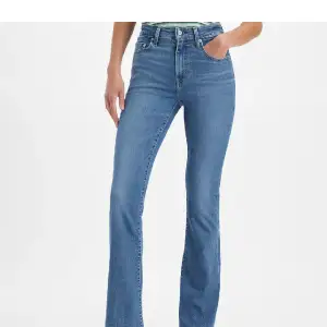 Ett par high rise bootcut jeans from Levis. Använd ett par gånger.  Byxorna är i storlek 28 fast de är större i storlek så de funkar oxå om man har S i storlek . 
