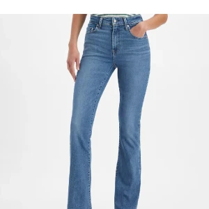 High rise bottcut jeans  - Ett par high rise bootcut jeans from Levis. Använd ett par gånger.  Byxorna är i storlek 28 fast de är större i storlek så de funkar oxå om man har S i storlek . 