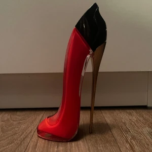 Carolina herrera very good girl - 50ml, det är kvar 80% ungefär (ni kan se på 3e bilden där mitt finger är) 