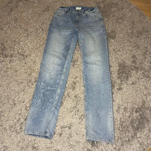 Lindex Staffan Jeans - Tja! Säljer ett par feta jeans från Lindex i modellen Staffan som bland annat polismelker har. Storlek 170 men passar mig som är ungefär 180. Skick (9/10) använts en gång för att jag inte diggat dom så mycket. Även strechiga i midjan👍🏻