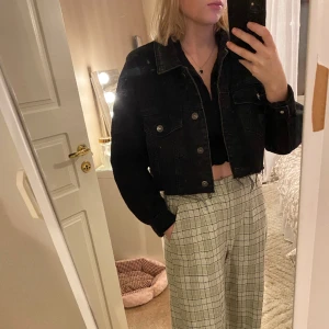 Jeansjacka - Cool Croppad jeansjacka. Bra skick   Om byxorna är intressanta så hittar du dem också på min sida 💗