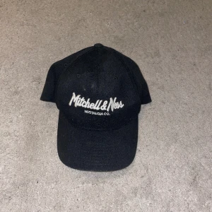 Mitchell & Ness keps  - Hej! Säljer denna kepsen pga ingen användning av den, knappt använd då jag inte tyckte om den. Lite bös på men det kommer jag tvätta bort! Kom privat vid intresse!🤍💕 Frakt tillkommer!