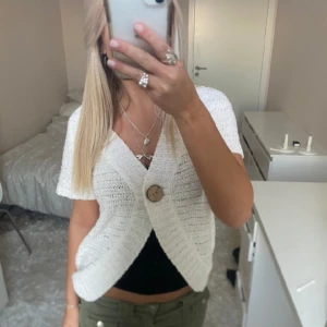 Vit kofta - Säljer denna vita stickade kofta. Har du någon fråga är det bara att höra av dig🫶🏻