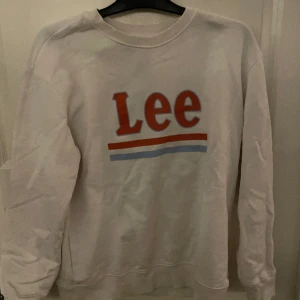 Vit lee tröja - Säljs då jag inte använder den och aldrig har gjort det