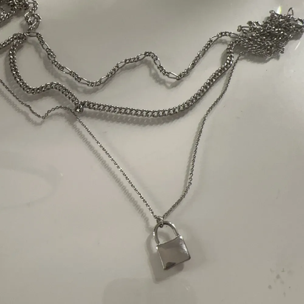 Snyggt silver halsband med tre kedjor som sitter ihop och ett lås. Använd fåtal gånger utan defekter. Skriv för fler bilder eller funderingar🩷. Accessoarer.