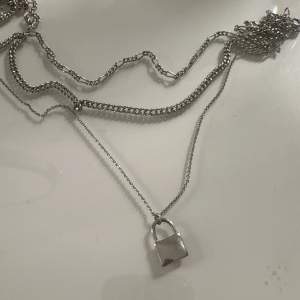 Snyggt silver halsband med tre kedjor som sitter ihop och ett lås. Använd fåtal gånger utan defekter. Skriv för fler bilder eller funderingar🩷