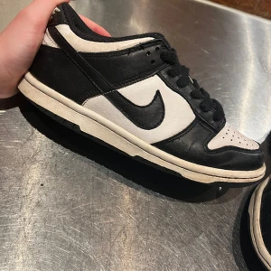 Panda Dunks🐼 - Skick-5/10 de är hyfsat använda men kritvita och ser frächa ut🙌🏻 de har scuffs på framsidan av skon men syns INTE👍 säljer dem billigt då de är för små (DISKUTERBART PRIS)💸🤩