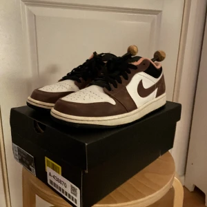 Air Jordan 1 Low Mocha - Använda, creaseade, har en fläck vid Nike lågan  Pris kan diskuteras och specifika bilder i dm  Original Lådan med 