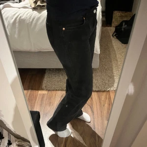 Jeans - Säljer dessa låg midjade svarta jeans från weekday, eftersom de inte passar längre. De är väl använda men fortfarande i bra skick. 🩷