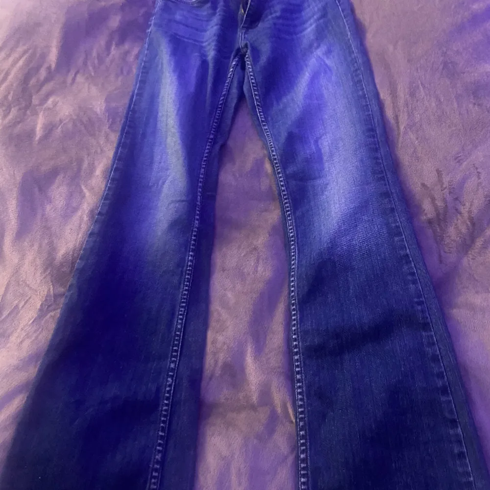 Säljer dessa superfina Low waist jeans ifrån Dobber. Inga egna bilder då de är för små för mig🥰 använd gärna köp nu💕. Jeans & Byxor.