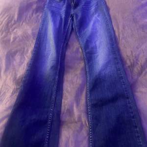 Säljer dessa superfina Low waist jeans ifrån Dobber. Inga egna bilder då de är för små för mig🥰 använd gärna köp nu💕