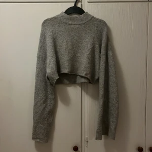 Stickad tröja - Stickad tröja med volanger som inte kommer till användning längre, tröjan är från Monki i strl S!💗 