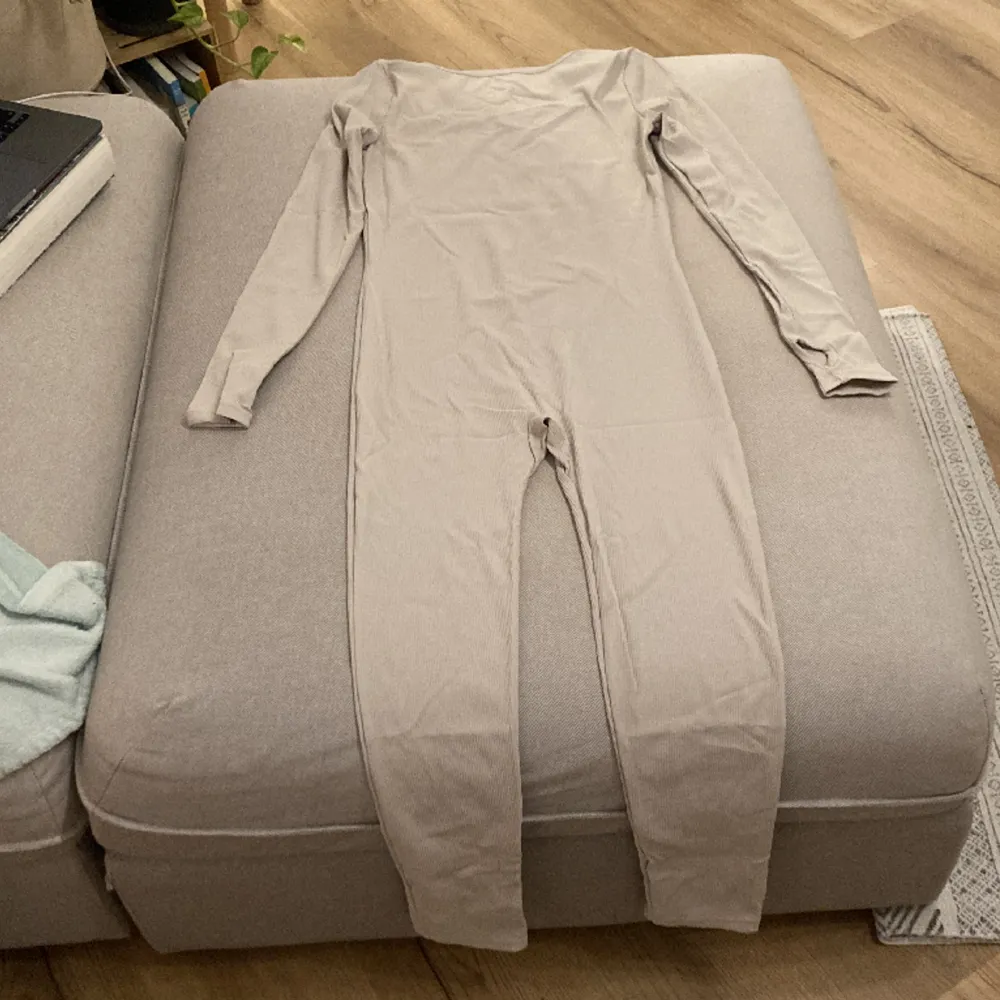 Ribbad jumpsuit köpt här på plick men passade inte riktigt mig. Strl S och i en grå-beige färg. Tyget känns som tränings-material. Aldrig använd av mig och bara någon gång av tidigare ägaren så i nyskick. Muu.