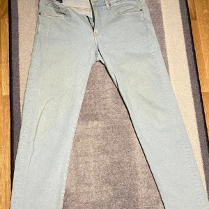 Jeans Regular Fit  - Någon liten fläck på benet, Regular Fit