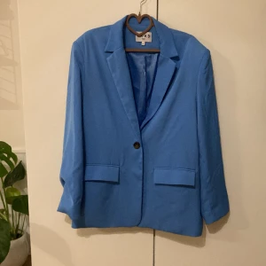 Oversized blazer - Blå oversized blazer från nakd. Använd 1 gång