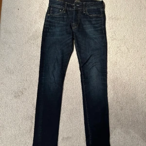 Jack & Jones navy jeans - Tjenare! Säljer ett par riktigt sköna och stilrena navy jeans från Jack & Jones. Varsamts använda med få defekter. Fint skick. Storleken 27/30. Hör gärna av dig vid frågor!