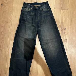 Ett par baggy jeans från weekday i modellen Astro. Bra skick inga defekter på benöppningen. Kan skickas på köparens bekostnad. 