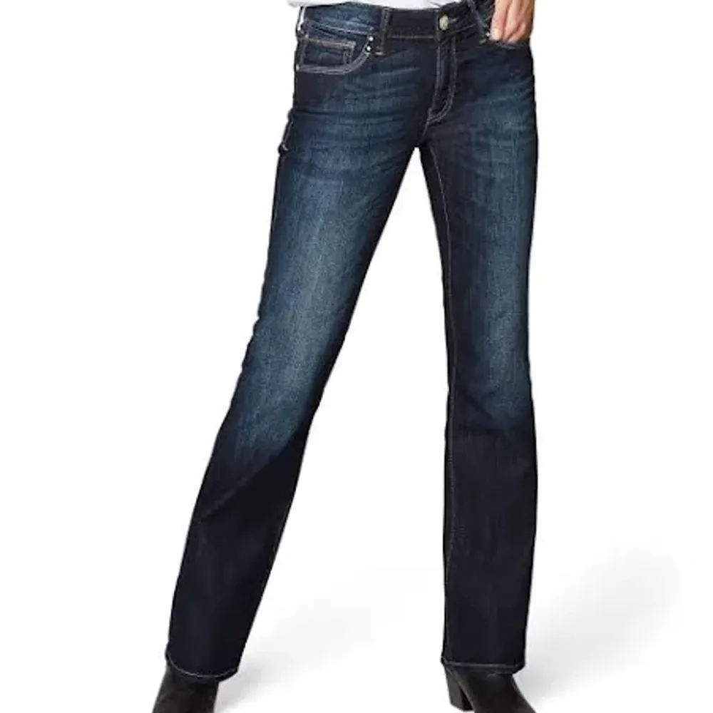 Snyggaste mavi jeansen i stl 28/32 använda men fint skick!! Midrise straight jeans💕💕❤️‍🔥. Tröjor & Koftor.