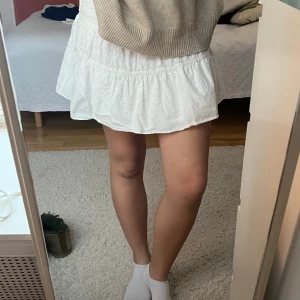 Zara kjol - Jättesöt sommarkjol från Zara!!❤️❤️Använd en gång, säljer då den inte kommer till användning❤️Köparen står för frakten!