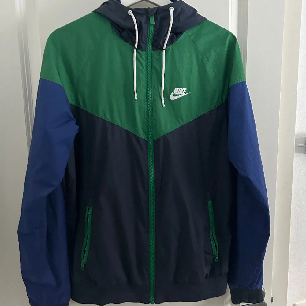 Säljer min näst intill omvända Nike windrunner. Skick: 4,5/5 Nypris: 1199kr Pris: 200 . Jackor.