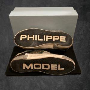 Säljer nu dessa riktigt  feta Philippe Model skorna i camo. Skick: 6.5/10, slitna på undersidan - Storlek 41 (passar även 42), box ingår ej, hör av dig vid ytterligare frågetecken🫵🏽