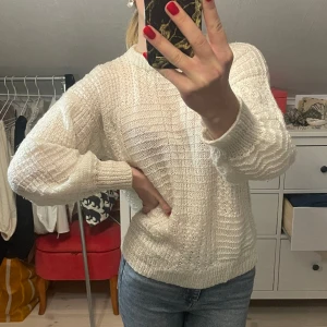 Vit stickad tröja  - Supermysig stickad tröja som inte sticks! Stickad av en släkting men använder sällan🤍