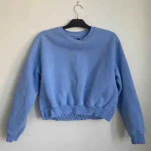 En super söt fantastik blå färgad Sweatshirt som knappt kommit till användning🩵 Storlek Xs/S Helt som nyskick  