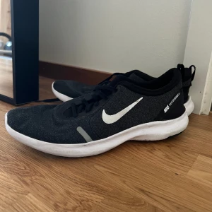Nike flex träningsskor - Nike träningsskor i storlek 44 som inte längre kommer till användning. 