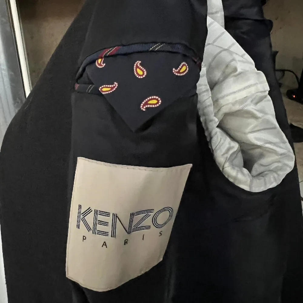 Rock från Kenzo inköpt i butiken i Milano storlek 48/M blå med svarta slag och ljusblå grage. Jackor.