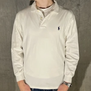 Ralph Lauren pike tröja  - Ralph lauren pike tröja i färgen vit. Storlek S och modellen är 178 cm. Nyskick, inga skavanker. Nypris 1495 kr, köp för endast 499kr.