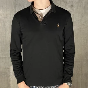 Ralph Lauren Rugby tröja  - Ralph lauren pike tröja i färgen svart. Storlek S och modellen är 178 cm. Nyskick, inga skavanker. Nypris 1495 kr, köp för endast 499kr.