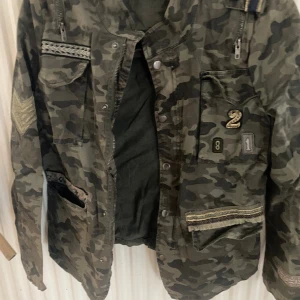 Militärjacka  - Supersnygg militärjacka med snygga detaljer säljer för att jag inte fått användning av den på länge. Köpt i en liten affär på västkusten. Väldigt bra skick förutom att den tappat en knapp men de märks knappt kolla sista bilden 💓
