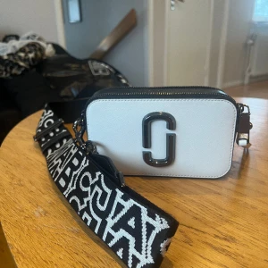 Marc jacobs handväska🤍 - Säljer min knappt använda marc jacobs väska, köptes i somras! 2500 + frakt🤍🤍