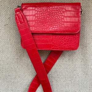 Säljer en röd väska från ginatricot då den inte längre kommer till användning. Använt ett fåtal gånger så den är i bra skick!