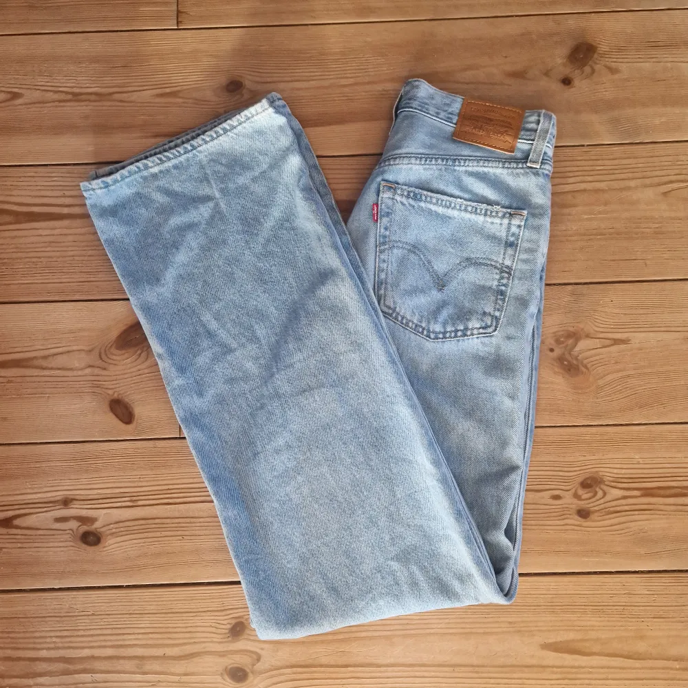Jeans i nyskick, endast provade. Små slitningar vid fram- och bakficka från fabriken. Långa i benen. Ljusa och klara i tvätten.. Jeans & Byxor.