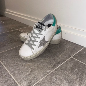 Golden Gose skor - Ett par Golden Gose sneakers i väldigt gott skick använda ett fåtal gånger Storlek 36
