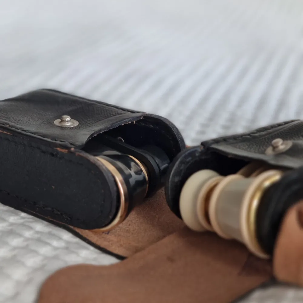 Skåda fram de dynamiska teaterkikarna en i elegant svart, den andra i fläckfri beige! Till skillnad från vissa divas är dessa kikare lättskötta. Inga repetitioner behövs-bara ta dem, fokusera och låt dramat rulla. 2 st/900 sek eller 500 sek/ st.. Muu.