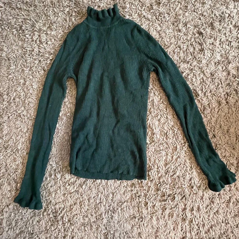 En grön ribbad polo tröja från gina tricot i storlek xs, säljer då den är för liten för mig 💘 hör av er vid frågor! ❤️. Toppar.