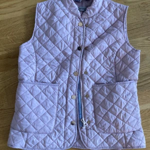 Rid”väst” - Gammelrosa ”väst” från Rosetti riding, strl S men ganska liten i storleken, använd men i fint skick!  Kan skickas, köparen betalar frakten! Kan tvättas innan!😊 Priset kan diskuteras