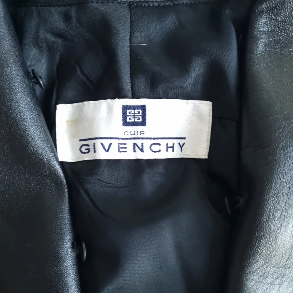 🌟 Dramadrottningen av Jackor: Presenterar garderobens grandiosa diva – en vintage Givenchy svart läderjacka som är här för att stjäla rampljuset! Den är lång, den är svart, och den ber nästan om att bli filmad i närbild. . Jackor.