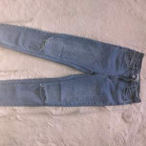 Bra skick använt ett par gånger. Ljusblåa jeans i storlek 38. Slitningar på båda knäna.