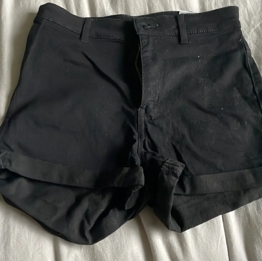 2 par jeans shorts från H&M. Stolek 36. Knappt använda. Säljer då dem är för stora och inte använts mycket. 1 par för 50, 2 för 100. Shorts.