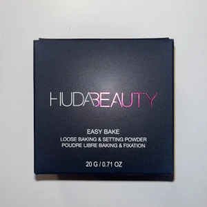 HudaBeauty puder  - Säljer detta helt oanvända pudret ifrån HudaBeauty jag beställde fel färg. Eftersom att färgen blev fel så är förpackning obruten. 💕 Nypris:499kr + frakt. Hör av dig vid fler frågor💕💕