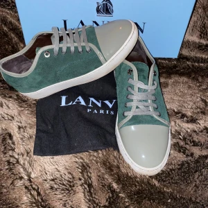 Lanvin skor  - Superfräch lanvin sko som sticker ut från mängden. uk 7 (42)   Använda Max en vecka. En enstaka  liten deffekt som inte alls syns om man inte kollar nära (sista bilden och därför priset) Allt og ingår Mvh Julian