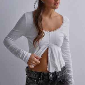 Vit topp - Vit topp från Gina tricot med spets🤍 slutsåld på hemsidan och använd fåtal gånger