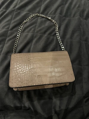 Handväska - Beige/brun handväska från märket Don Donna. I nytt och fint skick, aldrig använd.   Pris går att diskutera vid snabb affär. 