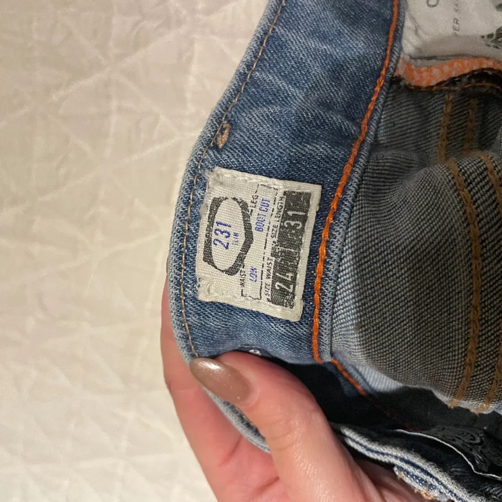 Har dessa hemma som bara ligger i skräpar. Superfina lågmidjadd bootcut jeans från crocker, materialet är helt underbart och de sitter som XXS eller XS, svårt att säga! Säljer för det blivit för små ❤️‍🔥 Kan skicka men då står köparen för frakten 💞. Jeans & Byxor.